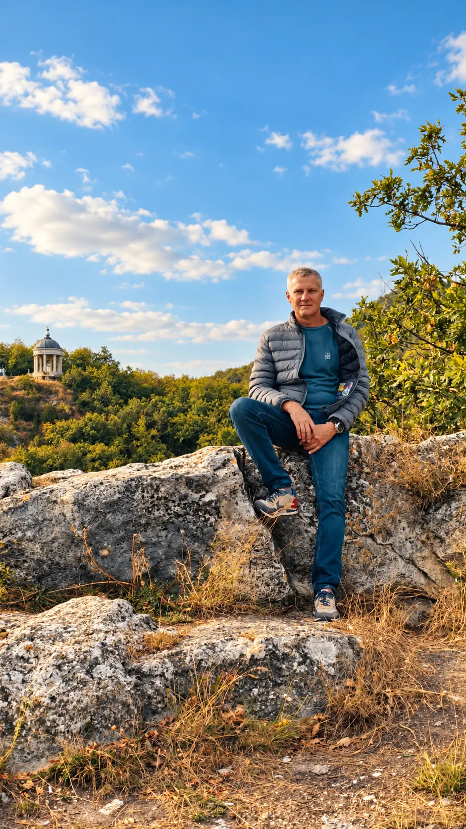 Александр на скалах в Пятигорске; на заднем плане Эолова арфа