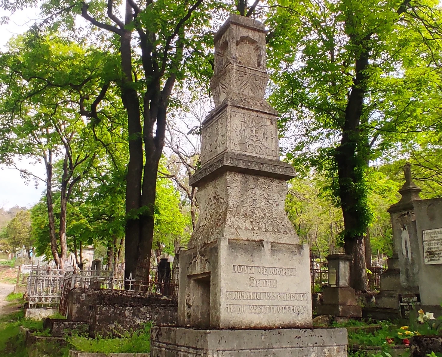 Детали старинного памятника в некрополе